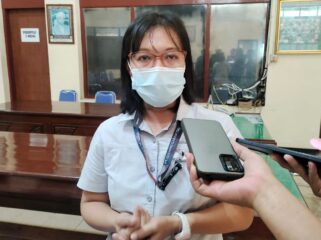CURHAT: Pengurus Gudang Daerah Gudang Garam Cabang Paiton Probolinggo, Maria Magdalena, saat diwawancarai wartawan. (Foto: Ali Ya'lu).