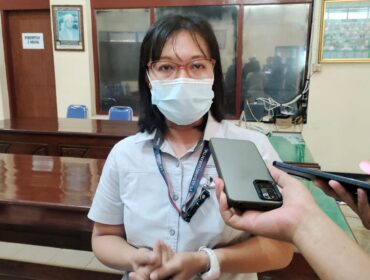 CURHAT: Pengurus Gudang Daerah Gudang Garam Cabang Paiton Probolinggo, Maria Magdalena, saat diwawancarai wartawan. (Foto: Ali Ya'lu).