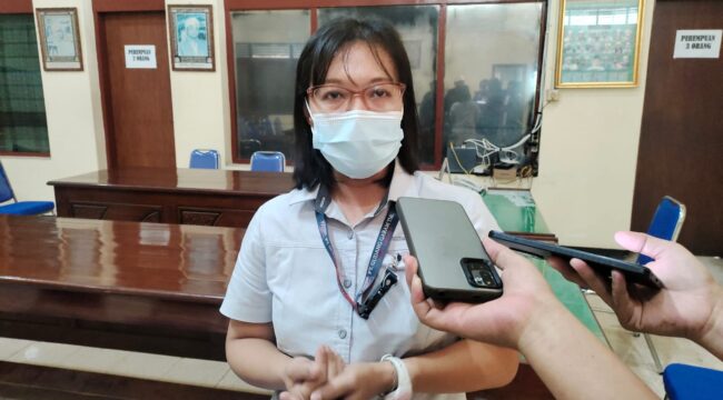 CURHAT: Pengurus Gudang Daerah Gudang Garam Cabang Paiton Probolinggo, Maria Magdalena, saat diwawancarai wartawan. (Foto: Ali Ya'lu).