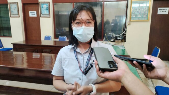 
					CURHAT: Pengurus Gudang Daerah Gudang Garam Cabang Paiton Probolinggo, Maria Magdalena, saat diwawancarai wartawan. (Foto: Ali Ya'lu).