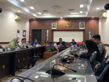 RDP: Panitia Khusus Non ASN DPRD Jember saat menggelar Rapat Dengar Pendapat (RDP) bersama BKPSDM setempat. (Foto: M. Abd Rozak Mubarok)
