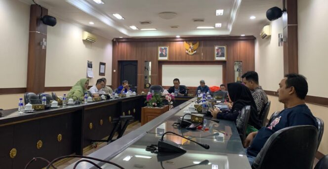 
					RDP: Panitia Khusus Non ASN DPRD Jember saat menggelar Rapat Dengar Pendapat (RDP) bersama BKPSDM setempat. (Foto: M. Abd Rozak Mubarok)
