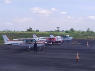 SIAP: Sejumlah pesawat komersil parkir di Bandara Notohadinegoro Jember jelang penerbangan perdana. (Foto: M. Abd Rozaq Mubarok).


