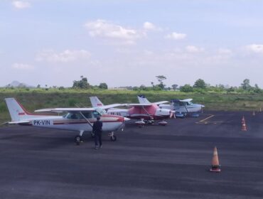 SIAP: Sejumlah pesawat komersil parkir di Bandara Notohadinegoro Jember jelang penerbangan perdana. (Foto: M. Abd Rozaq Mubarok).

