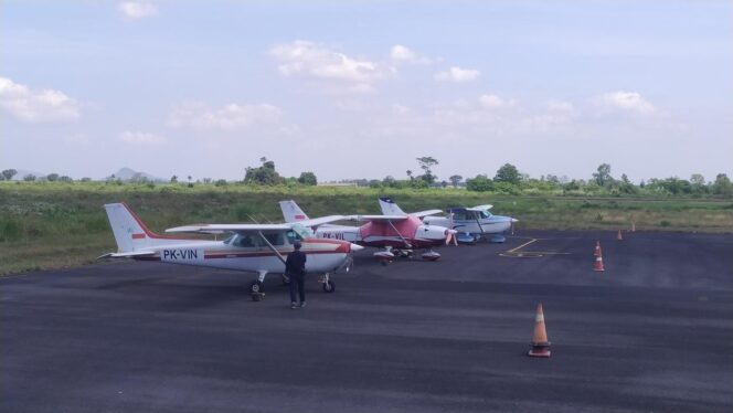 
					SIAP: Sejumlah pesawat komersil parkir di Bandara Notohadinegoro Jember jelang penerbangan perdana. (Foto: M. Abd Rozaq Mubarok).

