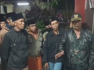 Warga Desa Tunjung, Kecamatan Gucialit, Lumajang saat mendatangi Polsek Gucialit. (Foto tangkapan layar).
