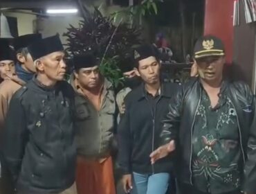 Warga Desa Tunjung, Kecamatan Gucialit, Lumajang saat mendatangi Polsek Gucialit. (Foto tangkapan layar).
