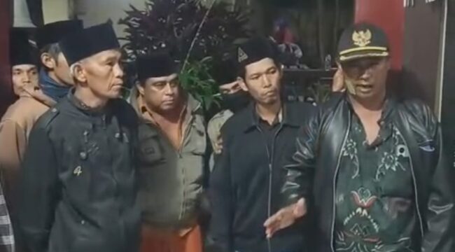 Warga Desa Tunjung, Kecamatan Gucialit, Lumajang saat mendatangi Polsek Gucialit. (Foto tangkapan layar).
