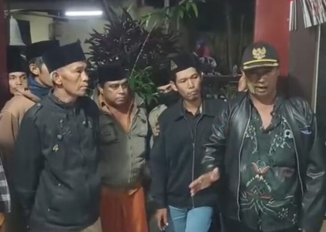 
					Warga Desa Tunjung, Kecamatan Gucialit, Lumajang saat mendatangi Polsek Gucialit. (Foto tangkapan layar).
