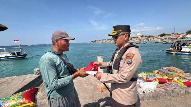 
					BERBAGI: Kapolres Probolinggo, AKBP M. Wahyudin Latif saat memberikan bendera merah putih kepada nelayan Pulau Gili Ketapang. (foto: Bag. Humas Polres Probolinggo).
