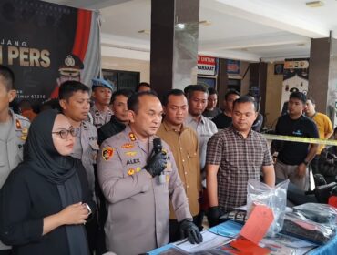Kapolres Lumajang saat pers rilis soal kasus pencurian sepeda motor milik mahasiswa Unej di Desa Alun-alun Ranuyoso (Foto: Asmadi)