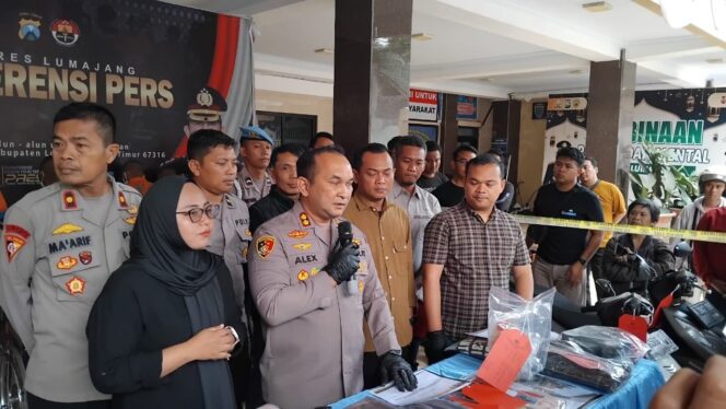 
					Kapolres Lumajang saat pers rilis soal kasus pencurian sepeda motor milik mahasiswa Unej di Desa Alun-alun Ranuyoso (Foto: Asmadi)