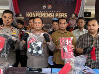 Polres Lumajang mengamankan dua pelaku pencurian meteran air milik Perumdam Tirta Mahameru (Foto: Asmadi).