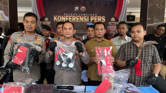 
					Polres Lumajang mengamankan dua pelaku pencurian meteran air milik Perumdam Tirta Mahameru (Foto: Asmadi).
