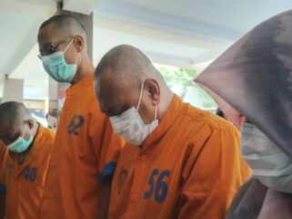 Tiga oknum anggota Lembaga Swadaya Masyarakat (LSM) LBSI Lumajang diciduk oleh aparat Polres Lumajang saat tengah menerima uang tunai sebesar Rp20 juta dari Kepala Desa Tunjung, Kecamatan Gucialit (Asmadi).