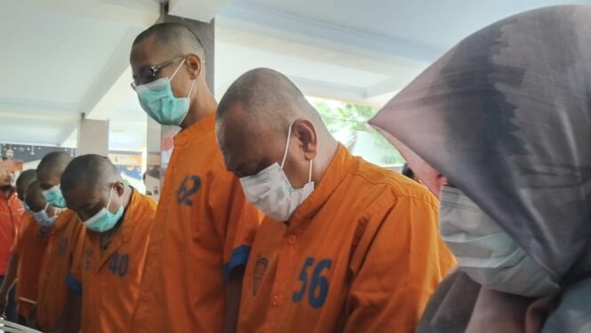 
					Tiga oknum anggota Lembaga Swadaya Masyarakat (LSM) LBSI Lumajang diciduk oleh aparat Polres Lumajang saat tengah menerima uang tunai sebesar Rp20 juta dari Kepala Desa Tunjung, Kecamatan Gucialit (Asmadi).