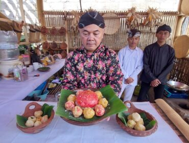 UNIK: Pemilik cafe Rumah Lama, Muhammad Anwar Mutaqim, menunjukkan Getuk Goreng Merah Putih khas Broomo hasil kreasinya. (foto: Hafiz Rozani).
