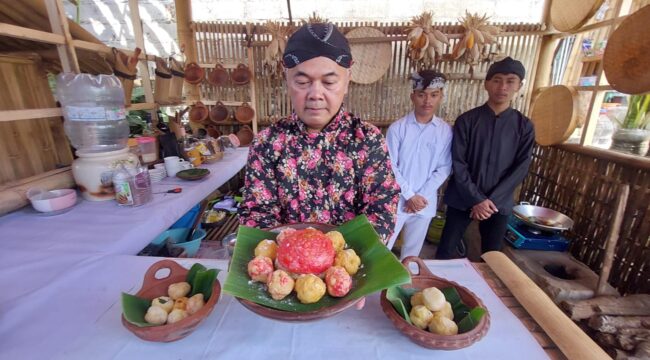 UNIK: Pemilik cafe Rumah Lama, Muhammad Anwar Mutaqim, menunjukkan Getuk Goreng Merah Putih khas Broomo hasil kreasinya. (foto: Hafiz Rozani).
