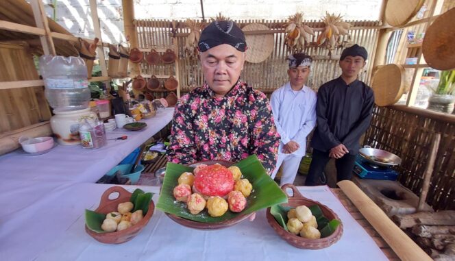
					UNIK: Pemilik cafe Rumah Lama, Muhammad Anwar Mutaqim, menunjukkan Getuk Goreng Merah Putih khas Broomo hasil kreasinya. (foto: Hafiz Rozani).
