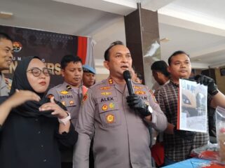 Polres Lumajang saat pers rilis terkait ekskavator yang sempat dilaporkan hilang di Lumajang dan ditemukan di Bojonegoro (Foto: Asmadi).