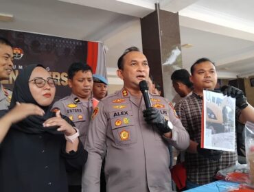 Polres Lumajang saat pers rilis terkait ekskavator yang sempat dilaporkan hilang di Lumajang dan ditemukan di Bojonegoro (Foto: Asmadi).