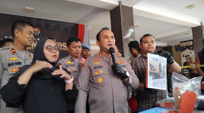 Polres Lumajang saat pers rilis terkait ekskavator yang sempat dilaporkan hilang di Lumajang dan ditemukan di Bojonegoro (Foto: Asmadi).