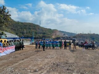 PROTES: Pengibaran Bendera Merah Putih di Bukit Perbatasan Probolinggo-Situbondo (atas PLTU Paiton) oleh Koalisi Masyarakat Sae Patenang, Sabtu (16/8/25) sore, sembari menyampaikan protes kerusakan lingkungan. (foto: Ali Ya'lu).
