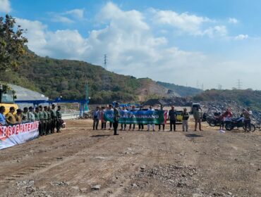 PROTES: Pengibaran Bendera Merah Putih di Bukit Perbatasan Probolinggo-Situbondo (atas PLTU Paiton) oleh Koalisi Masyarakat Sae Patenang, Sabtu (16/8/25) sore, sembari menyampaikan protes kerusakan lingkungan. (foto: Ali Ya'lu).
