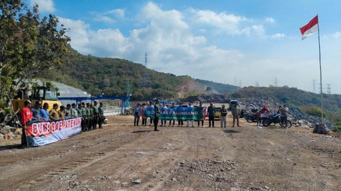 
					PROTES: Pengibaran Bendera Merah Putih di Bukit Perbatasan Probolinggo-Situbondo (atas PLTU Paiton) oleh Koalisi Masyarakat Sae Patenang, Sabtu (16/8/25) sore, sembari menyampaikan protes kerusakan lingkungan. (foto: Ali Ya'lu).
