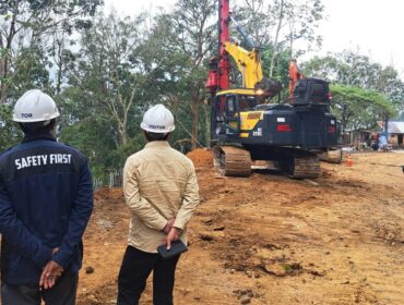 TINJAU: Sekretaris Komisi C DPRD Jember, David Handoko Seto (baju krem) saat meninjau lansung perbaikan jalur Gumitir, Jumat (15/8/25) siang. (Foto: Istimewa)