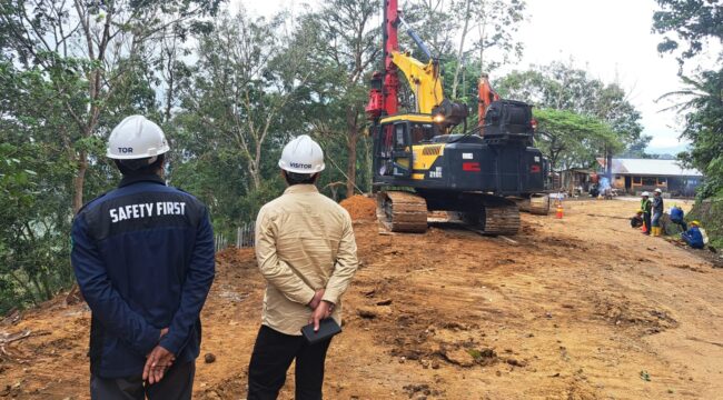 TINJAU: Sekretaris Komisi C DPRD Jember, David Handoko Seto (baju krem) saat meninjau lansung perbaikan jalur Gumitir, Jumat (15/8/25) siang. (Foto: Istimewa)