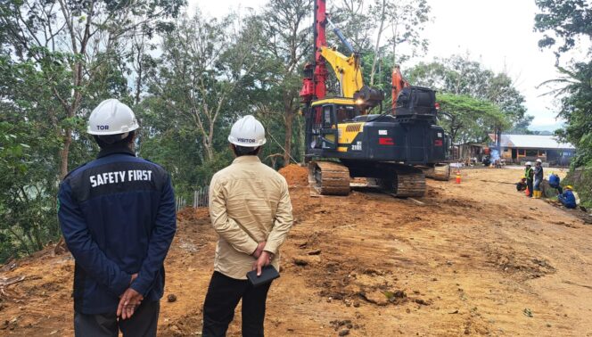 
					TINJAU: Sekretaris Komisi C DPRD Jember, David Handoko Seto (baju krem) saat meninjau lansung perbaikan jalur Gumitir, Jumat (15/8/25) siang. (Foto: Istimewa)