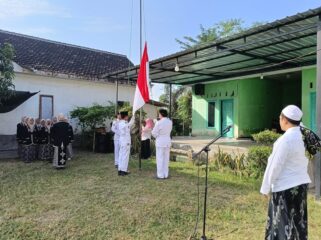 Upacara di  halaman Pondok Pesantren Al Ikhlas Al Muhdlor di Kecamatan Yosowilangun, Kabupaten Lumajang (Foto: Asmadi).