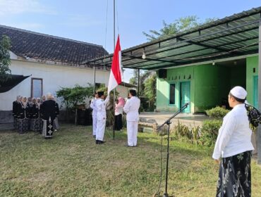 Upacara di  halaman Pondok Pesantren Al Ikhlas Al Muhdlor di Kecamatan Yosowilangun, Kabupaten Lumajang (Foto: Asmadi).