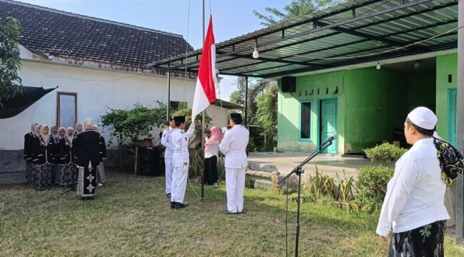 Upacara di  halaman Pondok Pesantren Al Ikhlas Al Muhdlor di Kecamatan Yosowilangun, Kabupaten Lumajang (Foto: Asmadi).