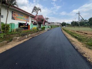 MULUS: Kondisi jalan Krucil-Tambelang Kabupaten Probolinggo yang kini mulus setelah diperbaiki. (foto: Ali Ya'lu).