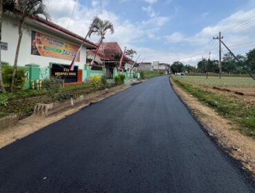 MULUS: Kondisi jalan Krucil-Tambelang Kabupaten Probolinggo yang kini mulus setelah diperbaiki. (foto: Ali Ya'lu).