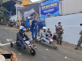 Peserta bersiap meluncur dari garis start dalam lomba gelindingan memperingati HUT ke-80 RI di Desa Lumbang, Kecamatan Lumbang.