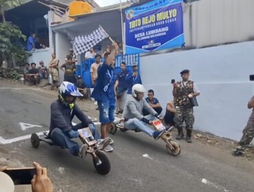 Peserta bersiap meluncur dari garis start dalam lomba gelindingan memperingati HUT ke-80 RI di Desa Lumbang, Kecamatan Lumbang.
