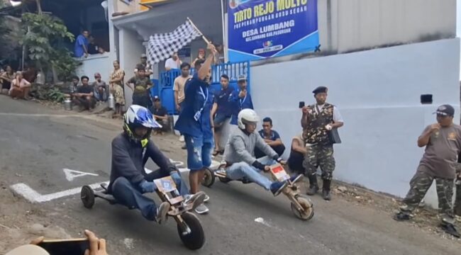 Peserta bersiap meluncur dari garis start dalam lomba gelindingan memperingati HUT ke-80 RI di Desa Lumbang, Kecamatan Lumbang.