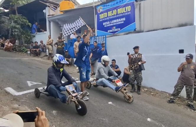 
					Peserta bersiap meluncur dari garis start dalam lomba gelindingan memperingati HUT ke-80 RI di Desa Lumbang, Kecamatan Lumbang.