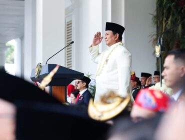 KHIDMAT: Presiden Prabowo Subianto memimpin langsung Upacara Peringatan Detik-Detik Proklamasi Kemerdekaan RI di halaman Istana Merdeka, Jakarta, Minggu pagi, 17 Agustus 2025. (Foto: BPMI Setpres/Kris)