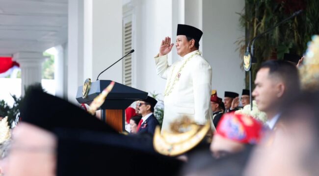 KHIDMAT: Presiden Prabowo Subianto memimpin langsung Upacara Peringatan Detik-Detik Proklamasi Kemerdekaan RI di halaman Istana Merdeka, Jakarta, Minggu pagi, 17 Agustus 2025. (Foto: BPMI Setpres/Kris)