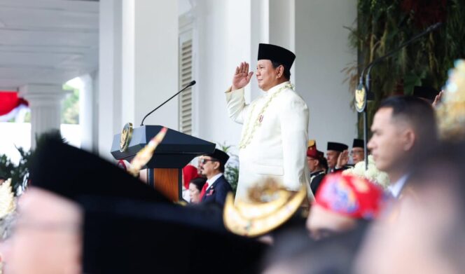 
					KHIDMAT: Presiden Prabowo Subianto memimpin langsung Upacara Peringatan Detik-Detik Proklamasi Kemerdekaan RI di halaman Istana Merdeka, Jakarta, Minggu pagi, 17 Agustus 2025. (Foto: BPMI Setpres/Kris)