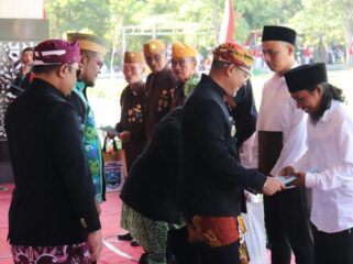 BEBAS: Pemberian Remisi secara simbolis oleh Bupati Probolinggo, Gus dr. Haris, yang didampingi oleh Karutan Kraksaan. (Foto: Ali Ya'lu).
