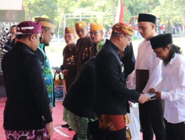 BEBAS: Pemberian Remisi secara simbolis oleh Bupati Probolinggo, Gus dr. Haris, yang didampingi oleh Karutan Kraksaan. (Foto: Ali Ya'lu).
