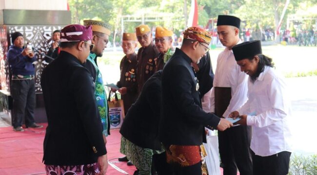 BEBAS: Pemberian Remisi secara simbolis oleh Bupati Probolinggo, Gus dr. Haris, yang didampingi oleh Karutan Kraksaan. (Foto: Ali Ya'lu).
