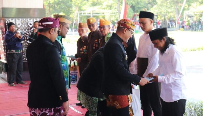
					BEBAS: Pemberian Remisi secara simbolis oleh Bupati Probolinggo, Gus dr. Haris, yang didampingi oleh Karutan Kraksaan. (Foto: Ali Ya'lu).

