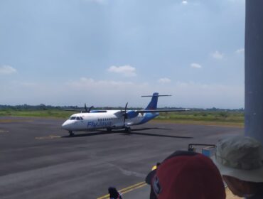 KOMERSIL: Pesawat ATR 72-500, saat landing di Bandara Notohadinegoro Jember, Minggu (17/8/25) siang. (Foto: M. Abd Rozaq Mubarok).