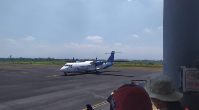 KOMERSIL: Pesawat ATR 72-500, saat landing di Bandara Notohadinegoro Jember, Minggu (17/8/25) siang. (Foto: M. Abd Rozaq Mubarok).